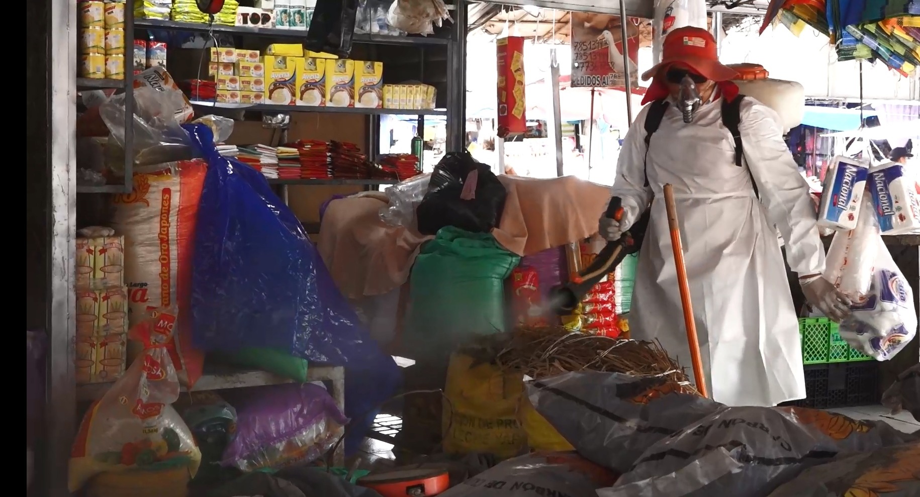 Jornada de limpieza y desinfección en el mercado de la avenida Barrientos