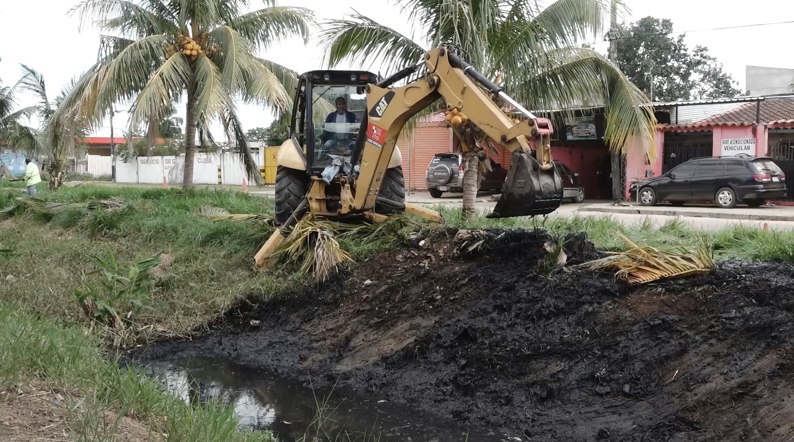 Intensifican la limpieza de canales de drenaje para prevenir inundaciones