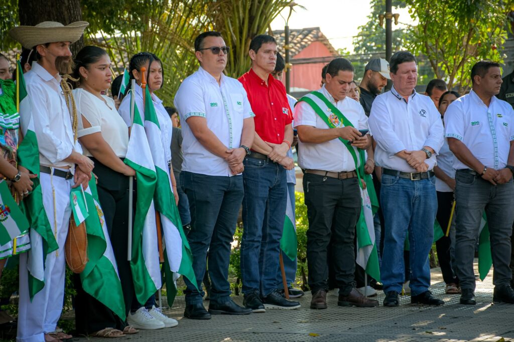 Autoridades de Montero rinden homenaje a la Bandera Cruceña en acto cívico