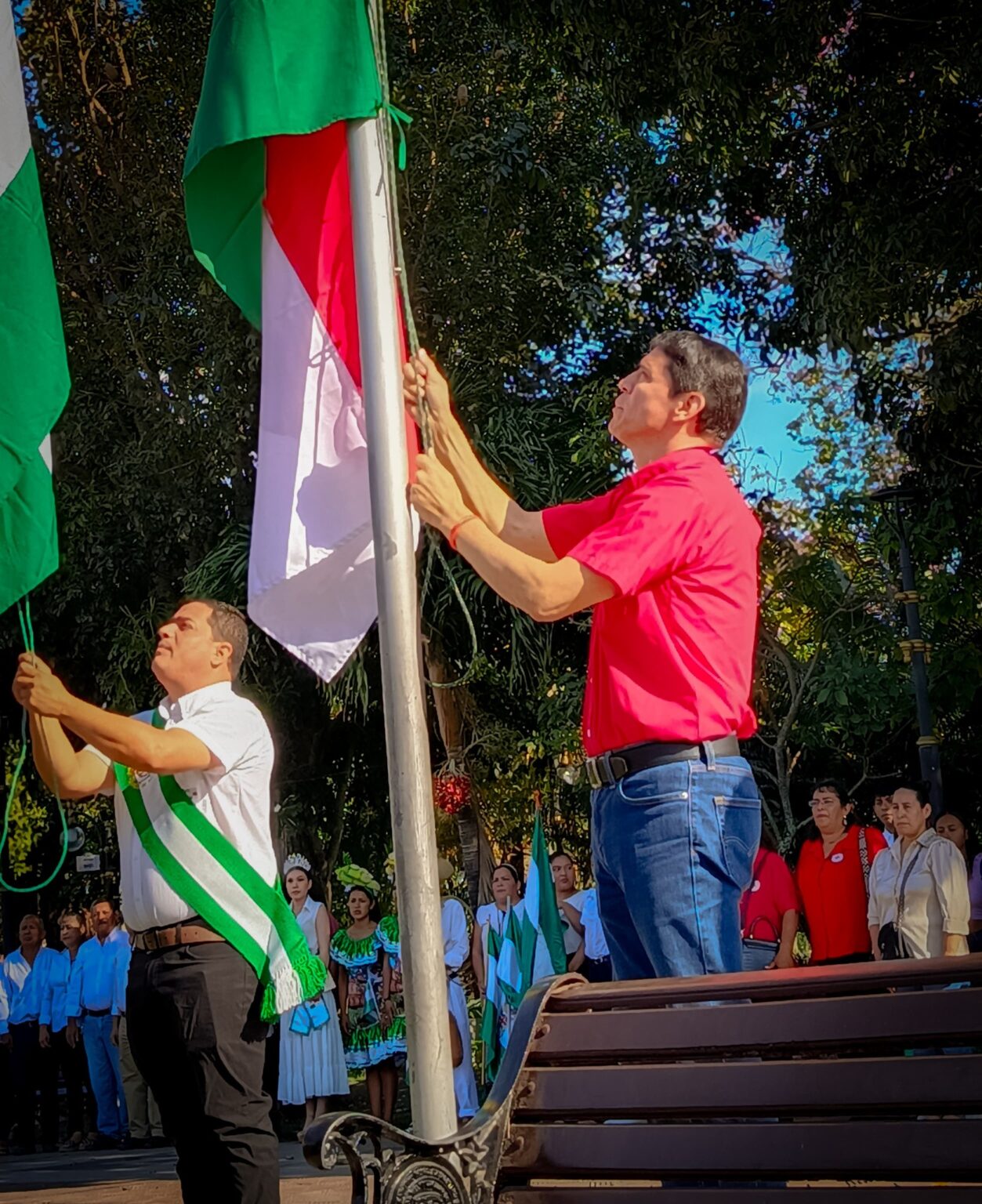 Autoridades de Montero rinden homenaje a la Bandera Cruceña en acto cívico