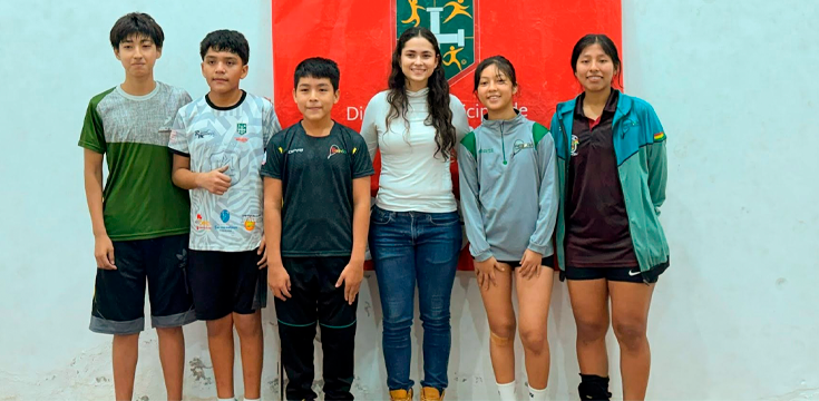 Briza Sandoval (centro) junto a los deportistas. (Foto: Briza Sandoval).